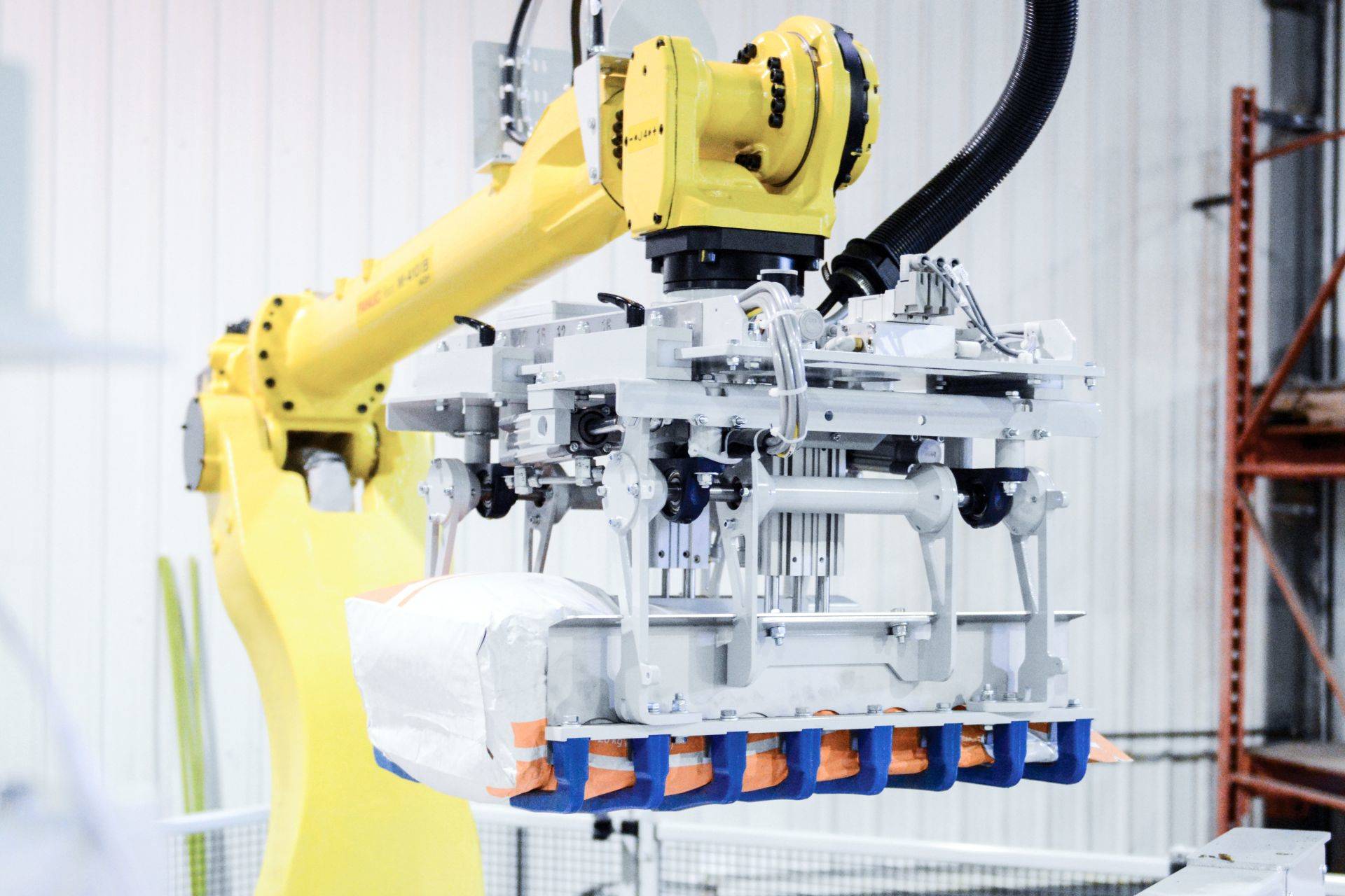 Hybrid palletizer APR-1150 - gripper closeup