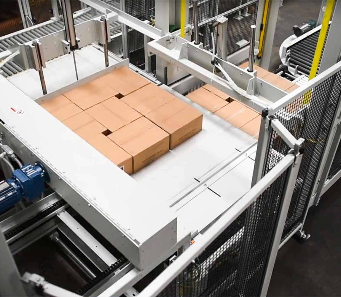 conventional-palletizer-APL-5240-video-1-splashimage Conventional palletizing machine - top view