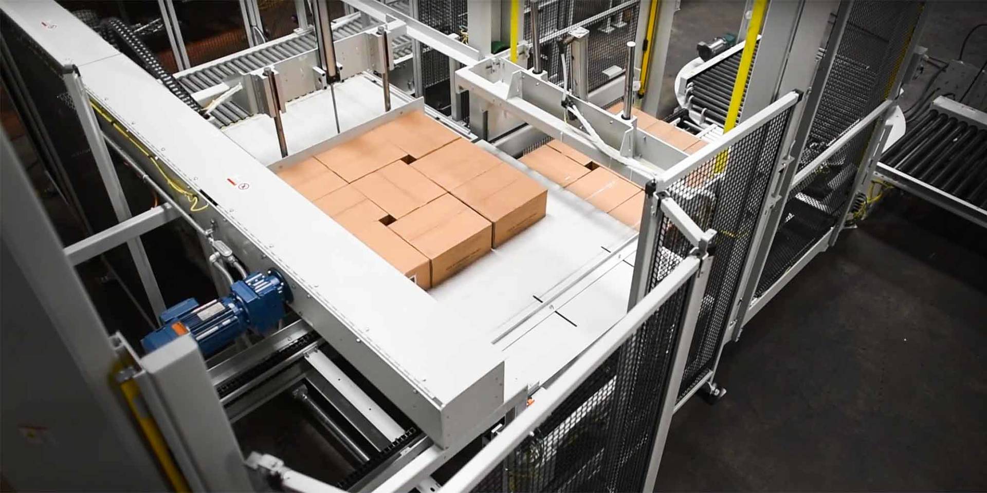 conventional-palletizer-APL-5240-video-1-splashimage Conventional palletizing machine - top view