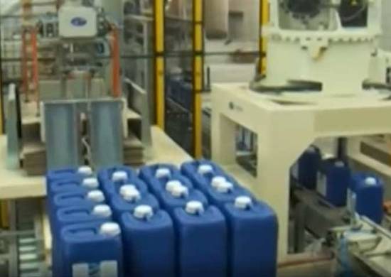RPL Series video-1_splashimage Robotic palletizer jugs in a manufacturing plant
