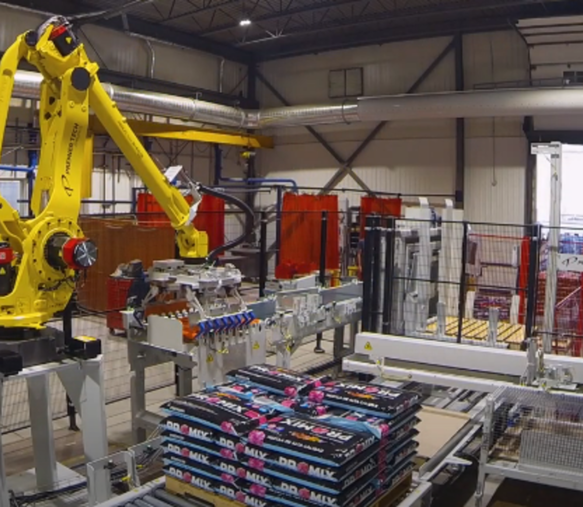 Robotic palletizer view of palletizing unit