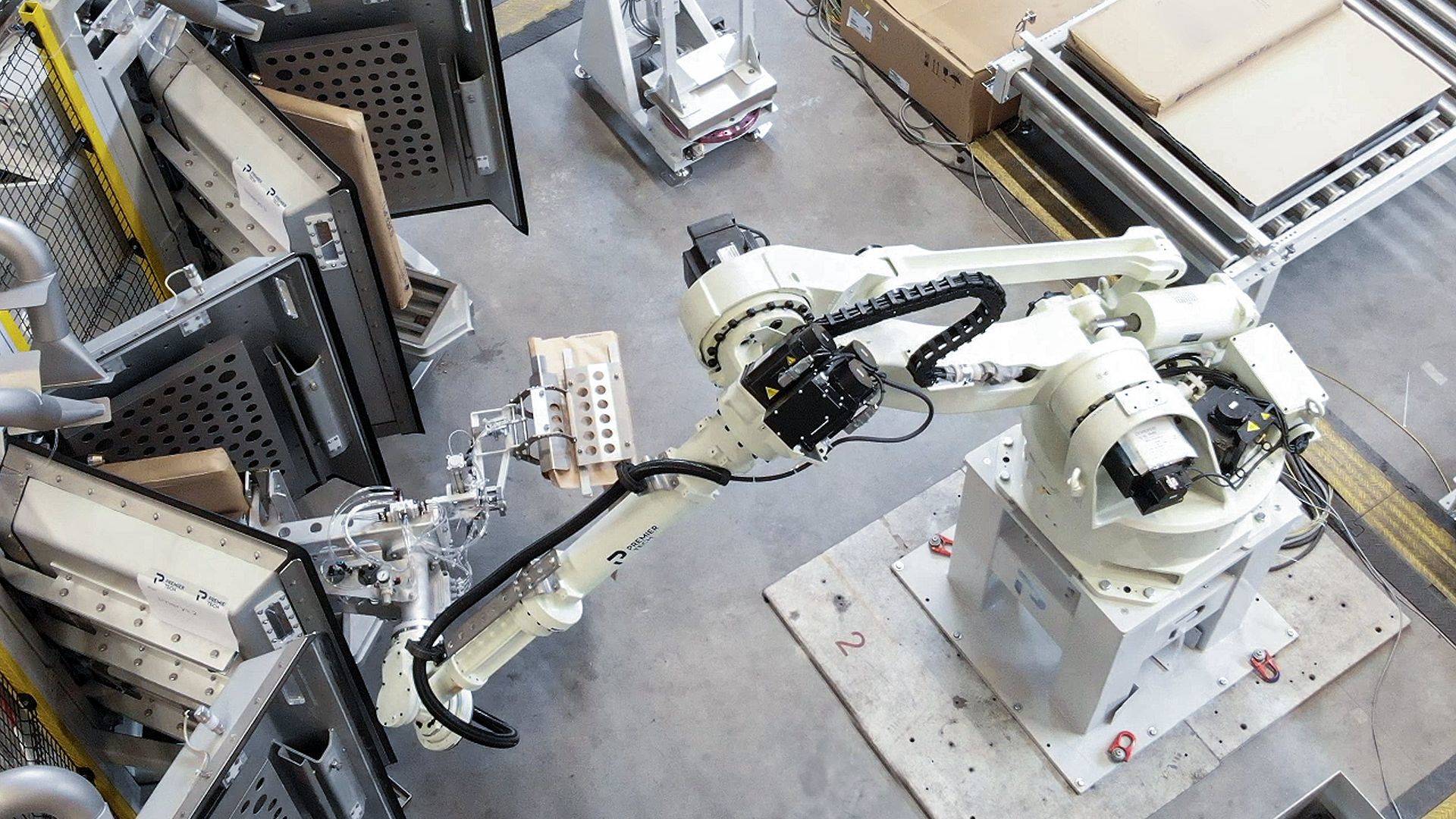 Chronos VPV Vacuum Packer A robot removes a filled valve bag from a vacuum packer