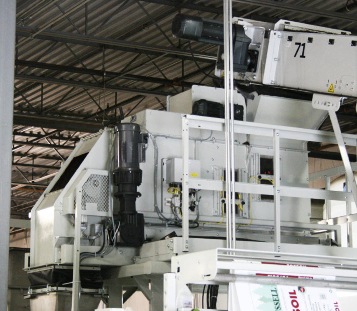 Volumetric filler for bagging machine Volumetric filler for bagging machine
