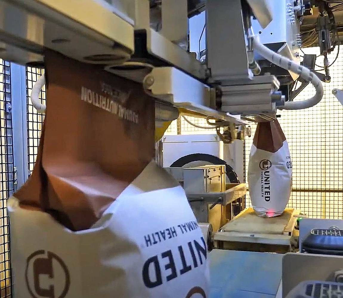 open-mouth-bagger-OMR Series-video-2_splashimage Open mouth bagging machine - up close bags